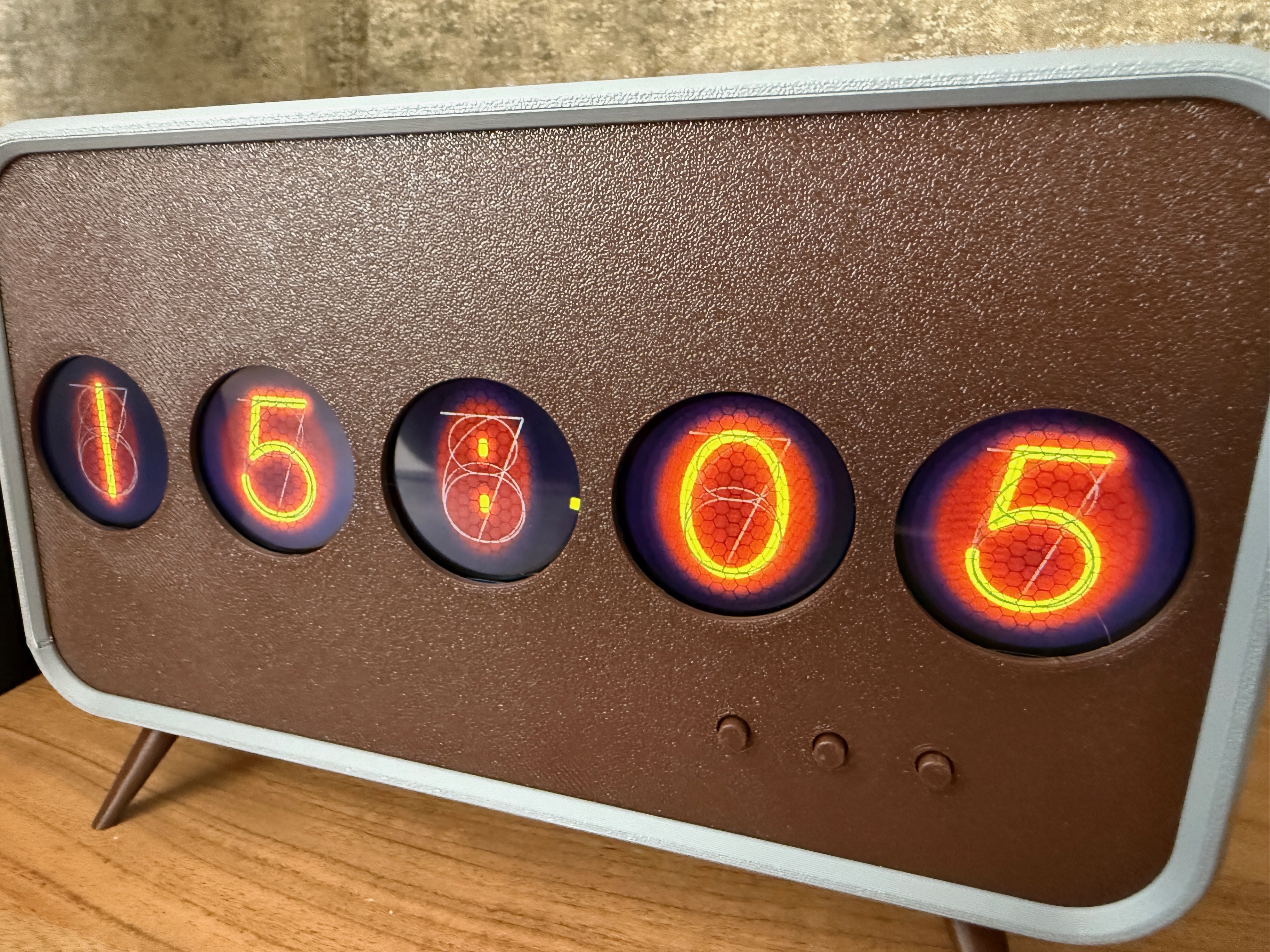 Info Orbs nixie klok — close-up van de ronde GC9A01 displays