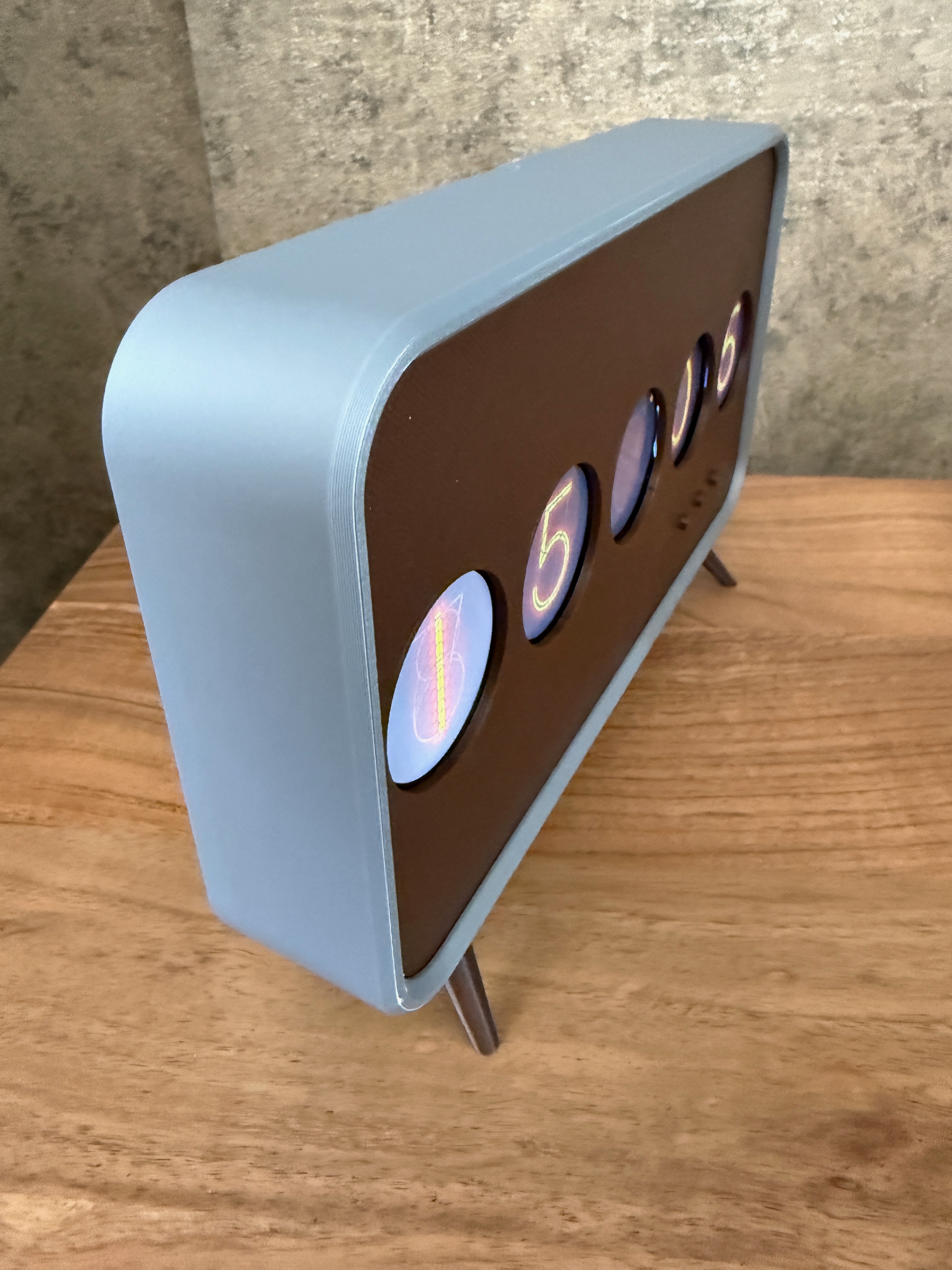 Info Orbs nixie klok — zijaanzicht met zichtbare displays